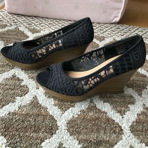 Adorable American Eagle for Payless wedges 🖤